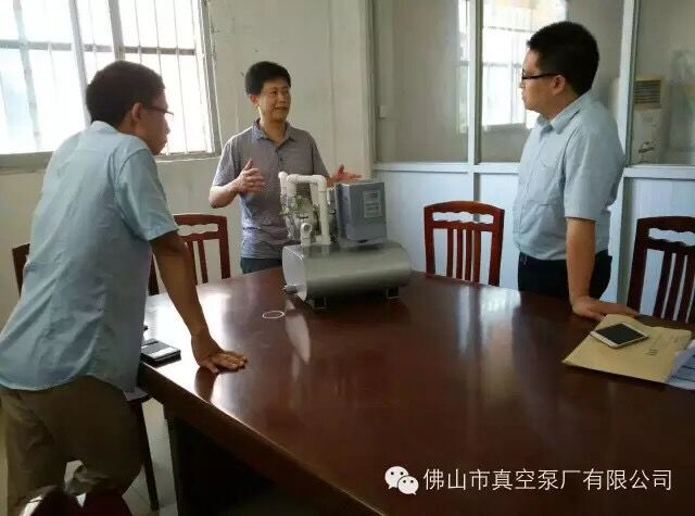 佛真為客戶介紹新產(chǎn)品