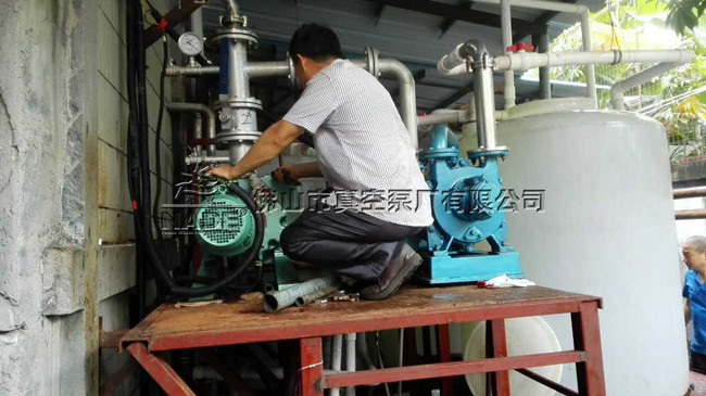 （圖為：佛山市真空泵廠有限公司服務(wù)部 袁工在客戶現(xiàn)場指導(dǎo)&ldquo;碳化硅鍍膜工藝&rdquo;真空機(jī)組調(diào)試運(yùn)行、操作）